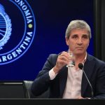 Mientras el salario mínimo no llega a $100 mil, Caputo libera $50 millones por mes